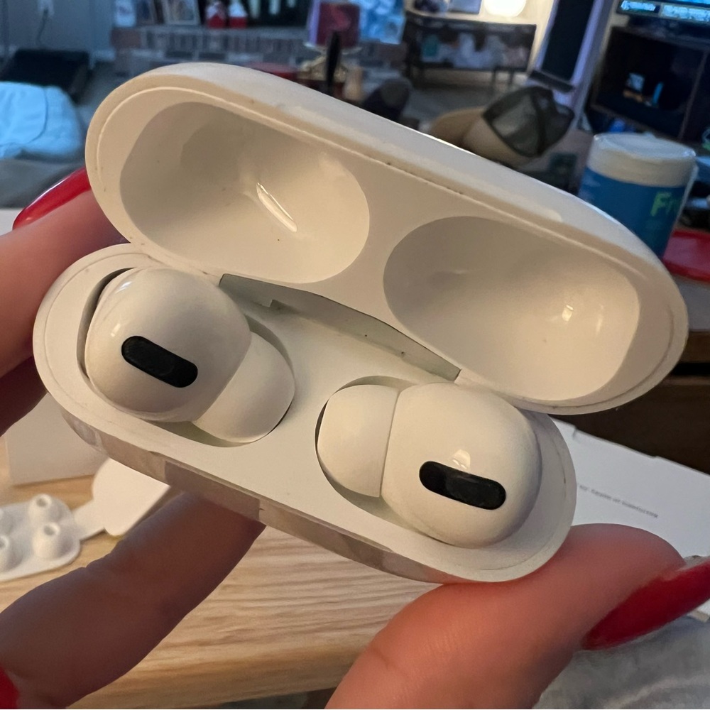 Apple AirPods Pro (1st Generation) - Picture 2 of 11